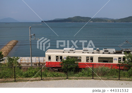電車と海の見える初夏の風景 電車と海の見える初夏の風景 44331532