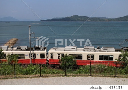 電車と海の見える夏の風景 電車と海の見える夏の風景 44331534