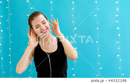 Athletic young woman with headphones 44332196