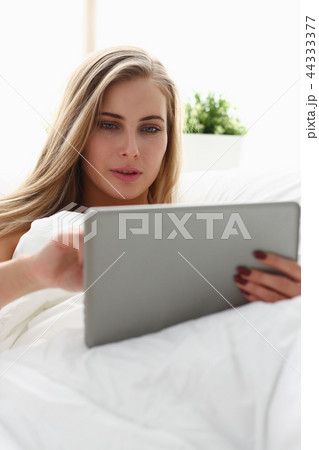 woman work winh laptop stay in bed early morning 44333377