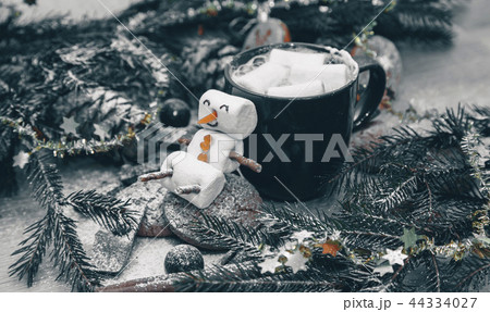 christmas happy marshmallow man in a cup of coffee 44334027