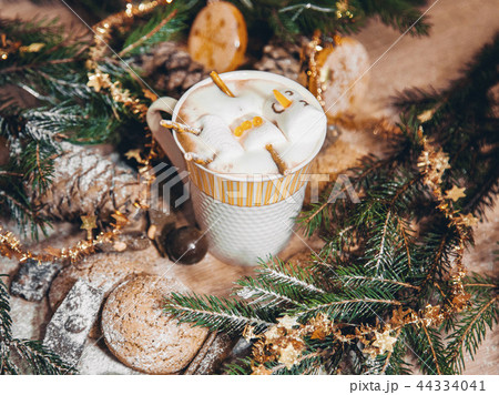 christmas happy marshmallow man in a cup of coffee 44334041