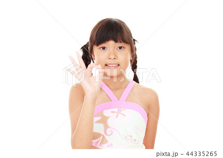 喜ぶ女の子 44335265