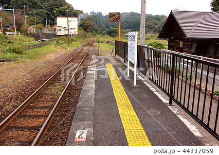 久留里線上総松丘駅のプラットホーム(3) 44337059