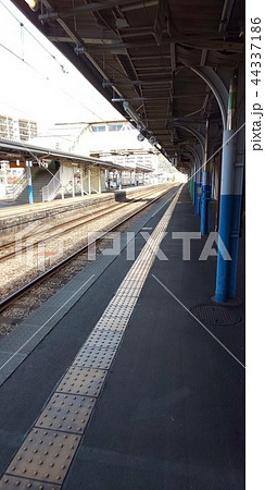 田舎の寂しい駅のホームの写真素材