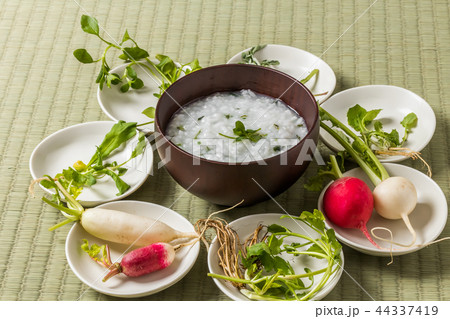 山菜粥　七草粥　Wild grass porridge Japanese food 44337419