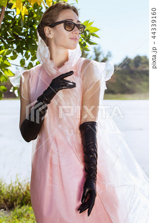 woman in long gloves 44339160