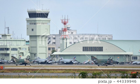 RF-4E偵察機とF-4戦闘機が並ぶ航空自衛隊百里基地 44339946