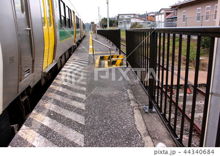 久留里線上総亀山駅に停車中の折り返し久留里行電車(4) 44340684