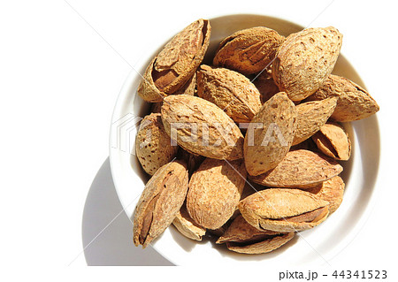 アーモンド 殻付きアーモンド の写真素材