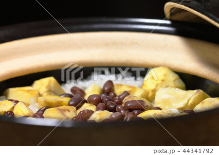 家庭的で素朴な土鍋で炊いた自家製の「栗ごはん」 44341792