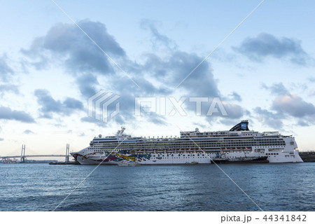 夕ぐれの大さん橋と流れ雲 44341842