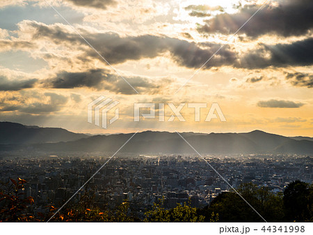 京都 夕焼けに染まる街並み風景 （東山山頂公園展望台から） ※2017年4月撮影 44341998