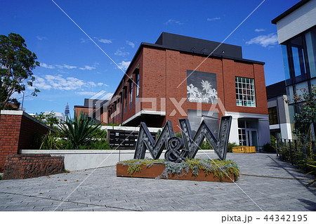 都市風景 横浜 ベイエリアの商業施設(オープンモール)のエントランス 都市風景 横浜 ベイエリアの商業施設(オープンモール)のエントランス 44342195