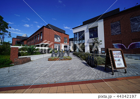 都市風景　横浜　ベイエリアの商業施設（オープンモール）のエントランス 44342197