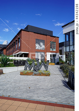 都市風景　横浜　ベイエリアの商業施設（オープンモール）のエントランス 44342198