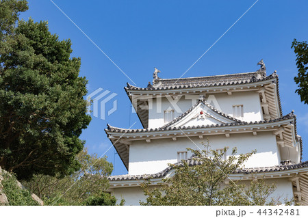 秋の明石城の櫓 44342481