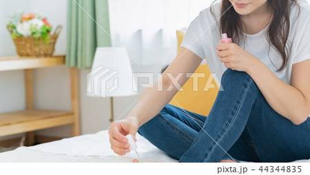 ネイルケアをする女性 44344835