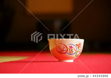 茶室・毛氈の上の茶碗１ 44344906