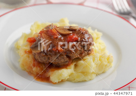 Salisbury steak with mashed potato 44347971