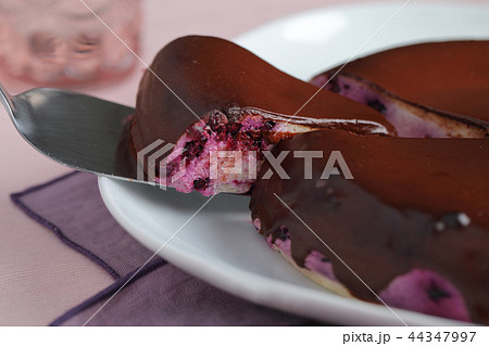 Cheesecake with black currant 44347997