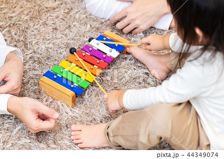 楽器を弾く子ども 楽器を弾く子ども 44349074