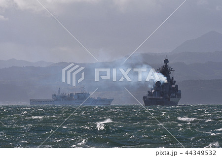 ロシアミサイル巡洋艦「ヴァリャーグ」と海上保安庁つがる ロシアミサイル巡洋艦「ヴァリャーグ」と海上保安庁つがる 44349532