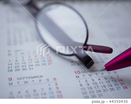 ビジネスイメージ・カレンダー・メガネ・女性 44350430