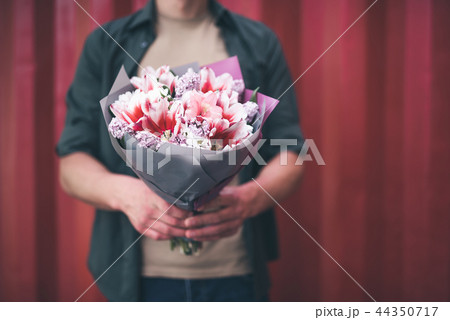 Close up of the man holding bouquet of flowers 44350717