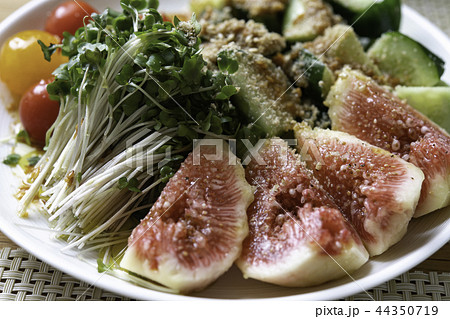 イチジクとブロッコリースプラウトのサラダ 44350719