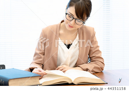 本を読む女性 本を読む女性 44351158