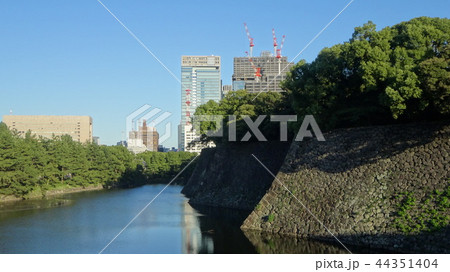 皇居の濠と石垣 奥に大手町ビル群 皇居の濠と石垣 奥に大手町ビル群 44351404