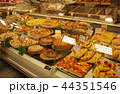 スーパー・惣菜コーナー（イタリア） 44351546