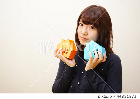 不動産を検討する若い女性 44351873
