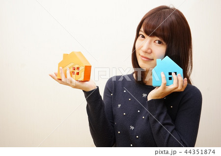 不動産を検討する若い女性 44351874
