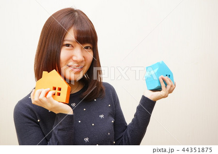 不動産を検討する若い女性 44351875