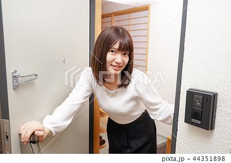 玄関のドアを開ける若い女性 玄関のドアを開ける若い女性 44351898
