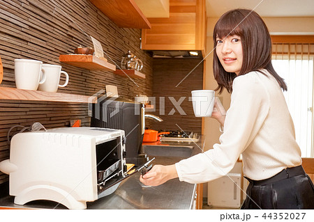 料理をする女性 料理をする女性 44352027