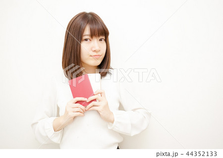 パスポートを持って旅行をする若い日本人の女性 44352133