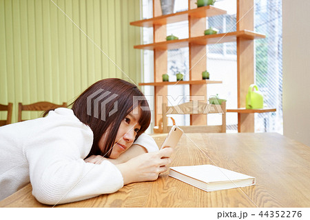 読書をする若い日本人の女性 44352276