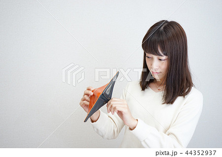 財布を見る若い女性 財布を見る若い女性 44352937