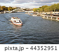 フランス・セーヌ川を航行する船 44352951