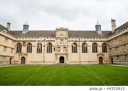 イギリスオックスフォードの石造りの歴史的な建物と芝生の中庭 44353613
