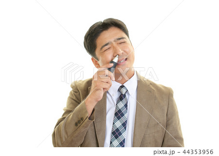 鼻毛をカットする男性 44353956