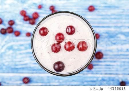 milkshake with cranberries 44356013