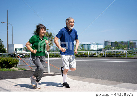 シニア　ジョギング　夫婦　健康　運動　 44359975