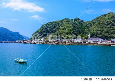 カトリック﨑津教会と﨑津集落を望む　世界遺産　【熊本県天草市】 44360283