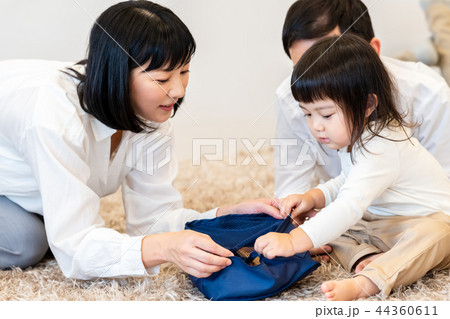お片づけするこども お片づけするこども 44360611