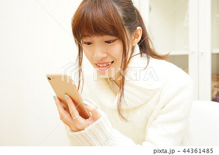 ベッドでスマートフォン（スマホ）を使う 若い日本人の女性 44361485
