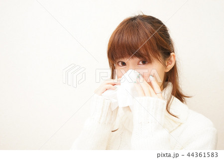 ティッシュで鼻をかむ若い日本人の女性 44361583